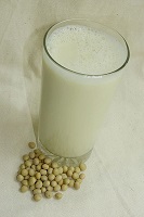 Verre et graines de soja.